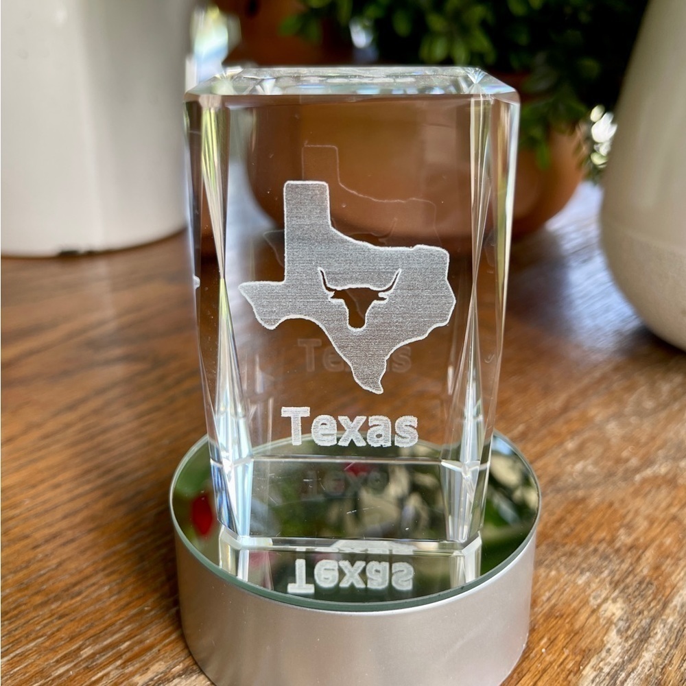 CRYSTAL, GLASS CUBE, ENGRAVED ETCHING OF TEXAS. SETS ON MIRRORED BASE - Picture 3 of 10
